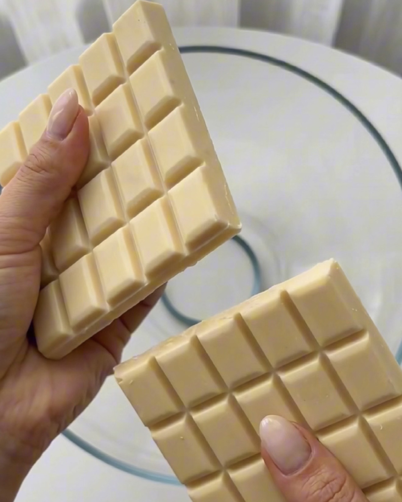 S smelter hvid chokolade i en skål til Ube Nolia ube pistacie quinoa bites