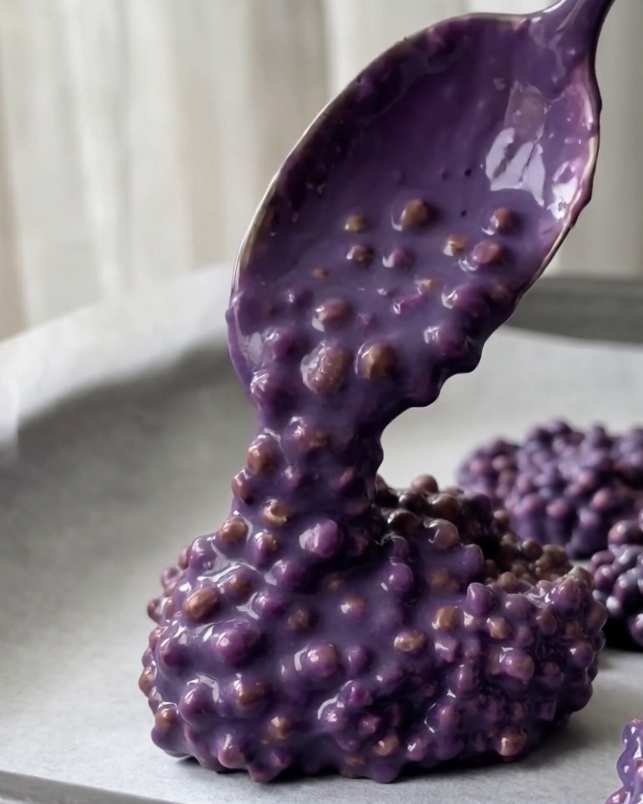 Fordel ube quinoa-blandingen i skiver på bagepapir til Ube Nolia pistacie quinoa bites