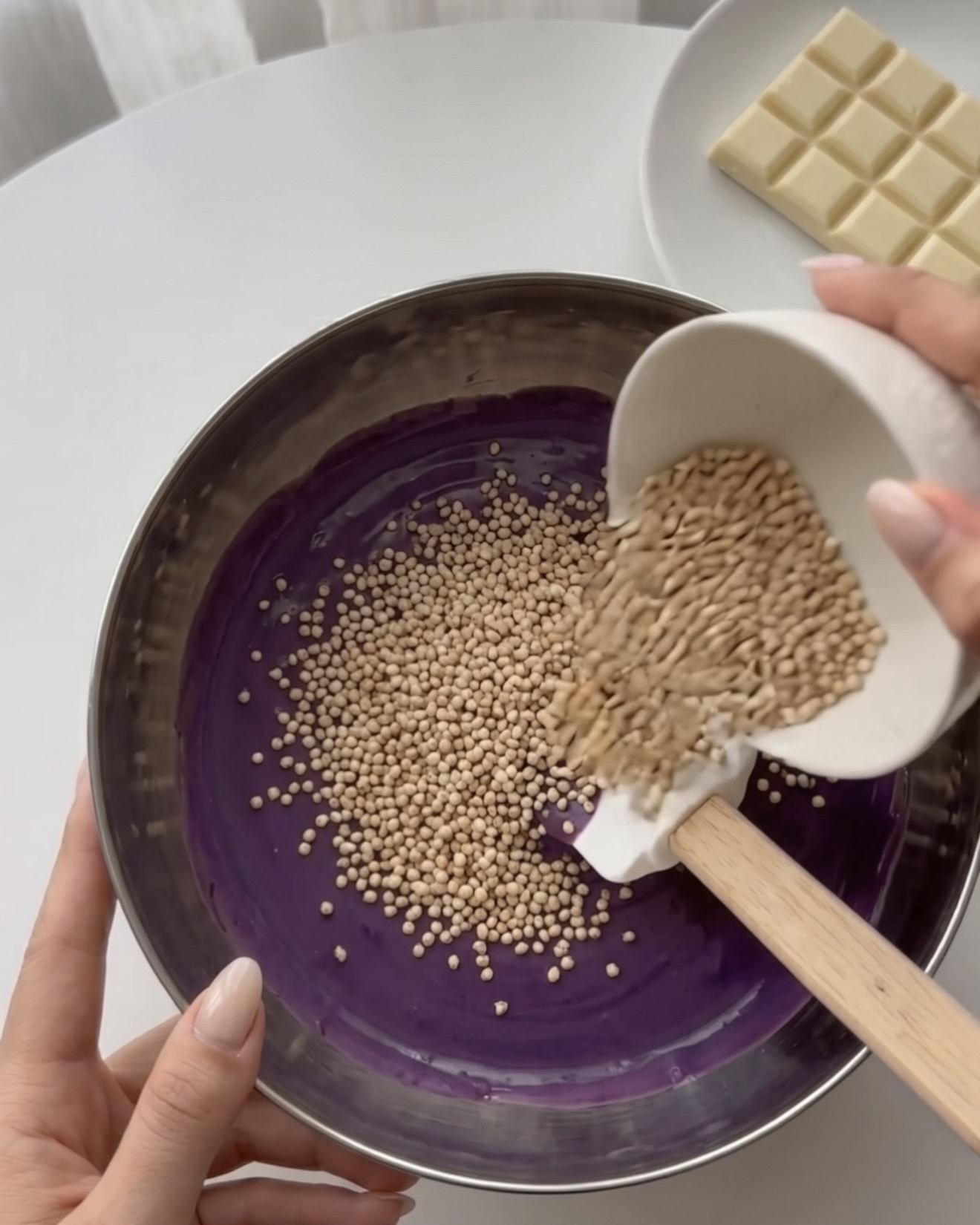 Fold puffet quinoa i ube hvid chokolade til Ube Nolia quinoa bites