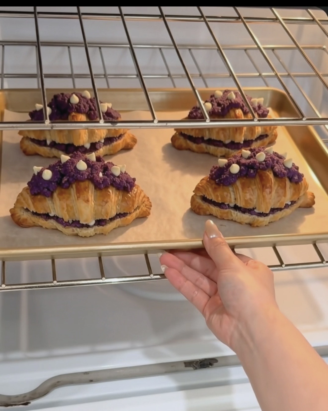 Bakke med UBE NOLIA ube crookies frisk fra ovnen med gyldne croissantlag og lilla ube (lilla yam) cookie topping med hvid chokoladechips