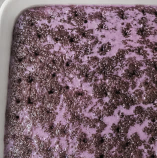 Bagt ube-sukkerbrød gennemblødt i den lilla ube-mælkeblanding | Ube Nolia
