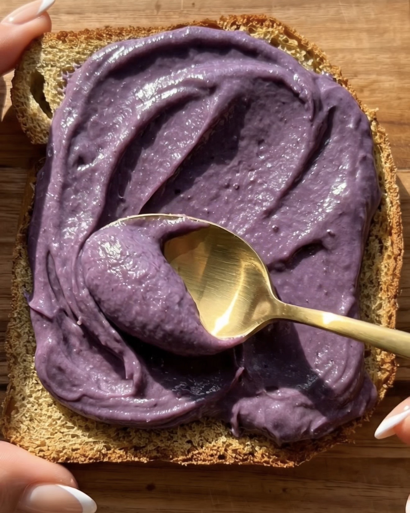 Den Bedste Ube Mango Toast Opskrift – Smør et generøst lag lilla ube (purple yam) halaya på en skive ristet surdejsbrød | Ube Nolia
