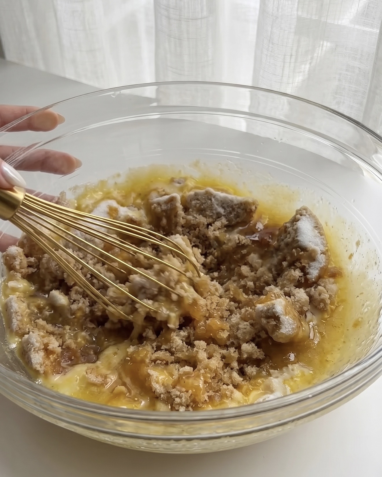 Piskning af blødgjort smør med muscovado og brunt sukker i en glasskål for at starte ube crookie cookie dejen med UBE NOLIA lilla yam (ube) powder