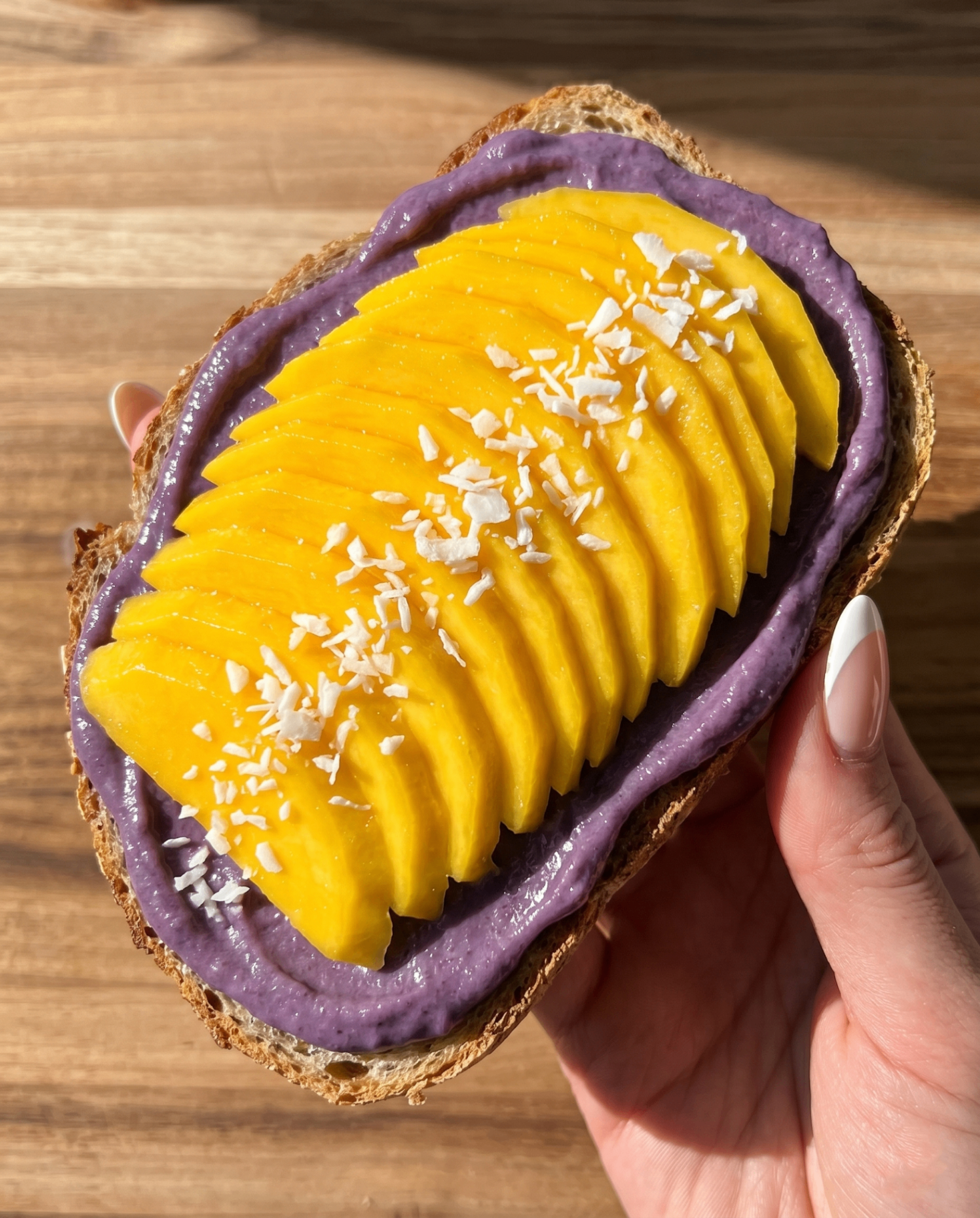 Ube Mango Toast med Kokos: 5-Minutters Lilla Morgenmad