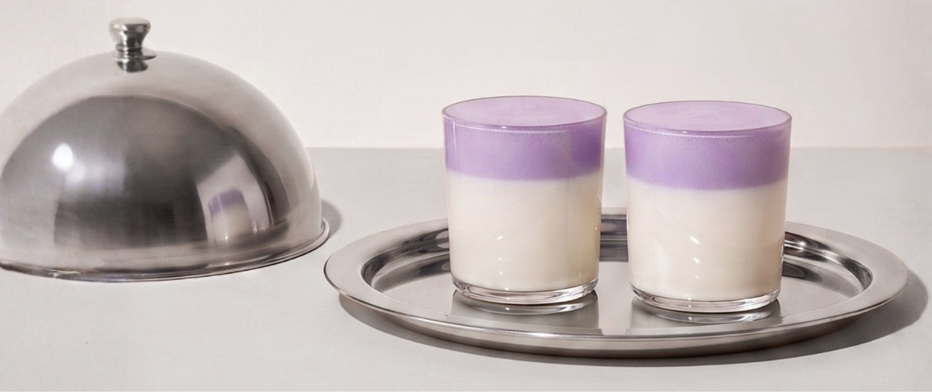 Invitation til Ube Nolia loyalitetsprogram med ube latte på et sølvfad
