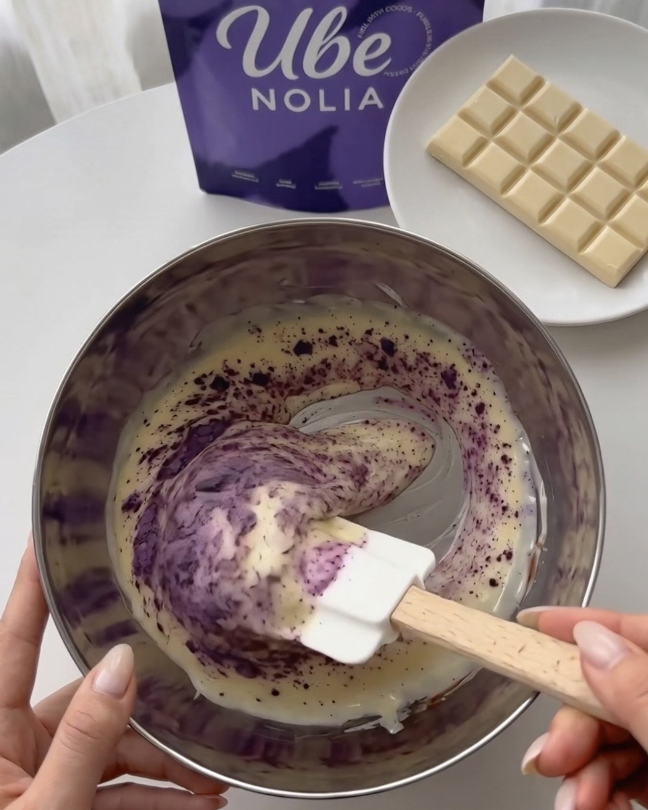 Pisk Ube Nolia ubepulver i smeltet hvid chokolade til lilla pistacie quinoa bites