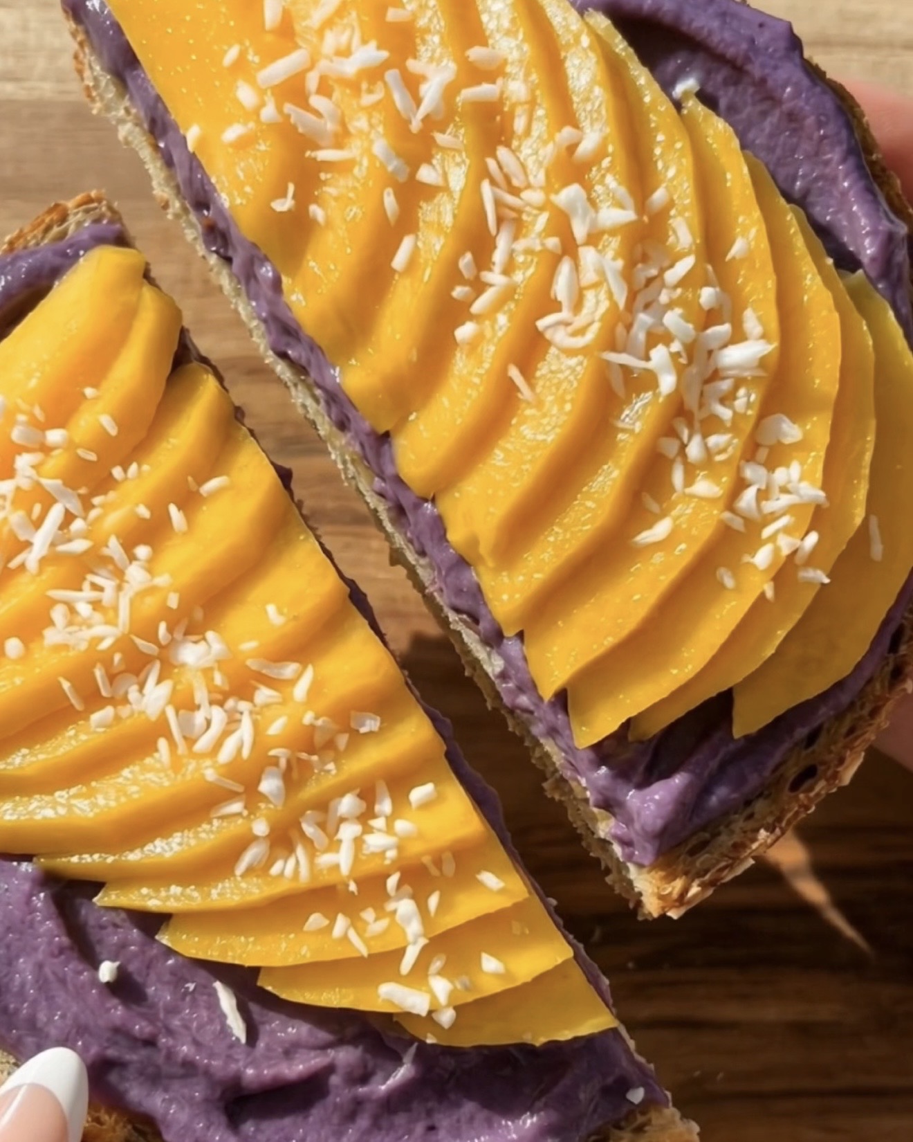 Den Bedste Ube Mango Toast Opskrift – To ube mango toasts side om side: surdejsbrød med lilla ube halaya, vifteformet gul mango | Ube Nolia