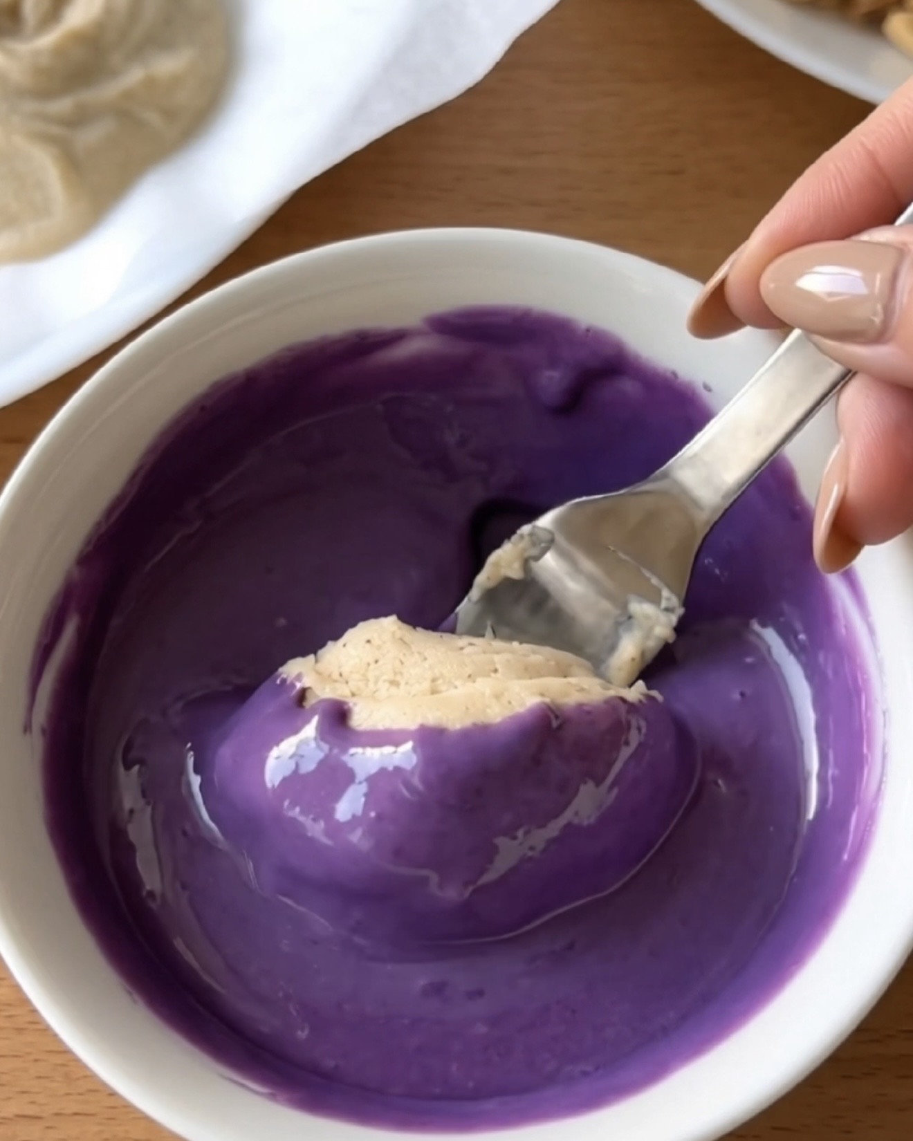Smeltet ube hvid chokoladeovertræk med ægte ubepulver til Ube Nolia frosne yoghurtbidder