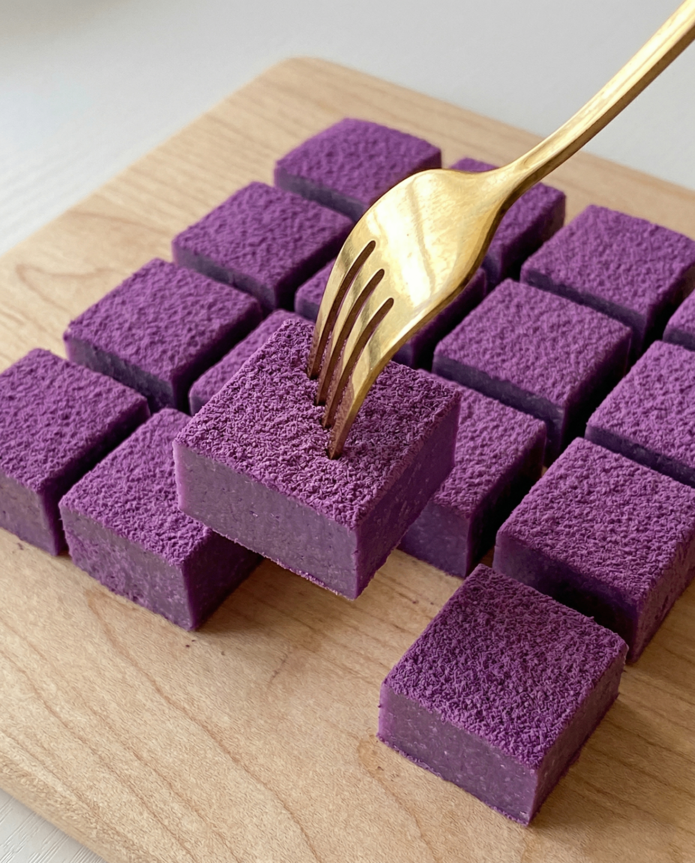 Ube fudgebidder med hvid chokolade