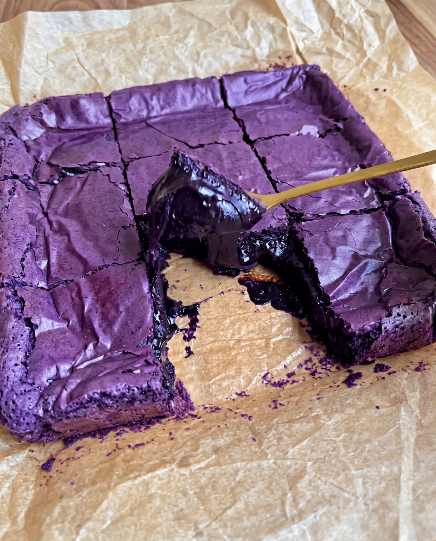 Klistrede Ube Brownies: Opskrift på Flydende Hvid Chokolade