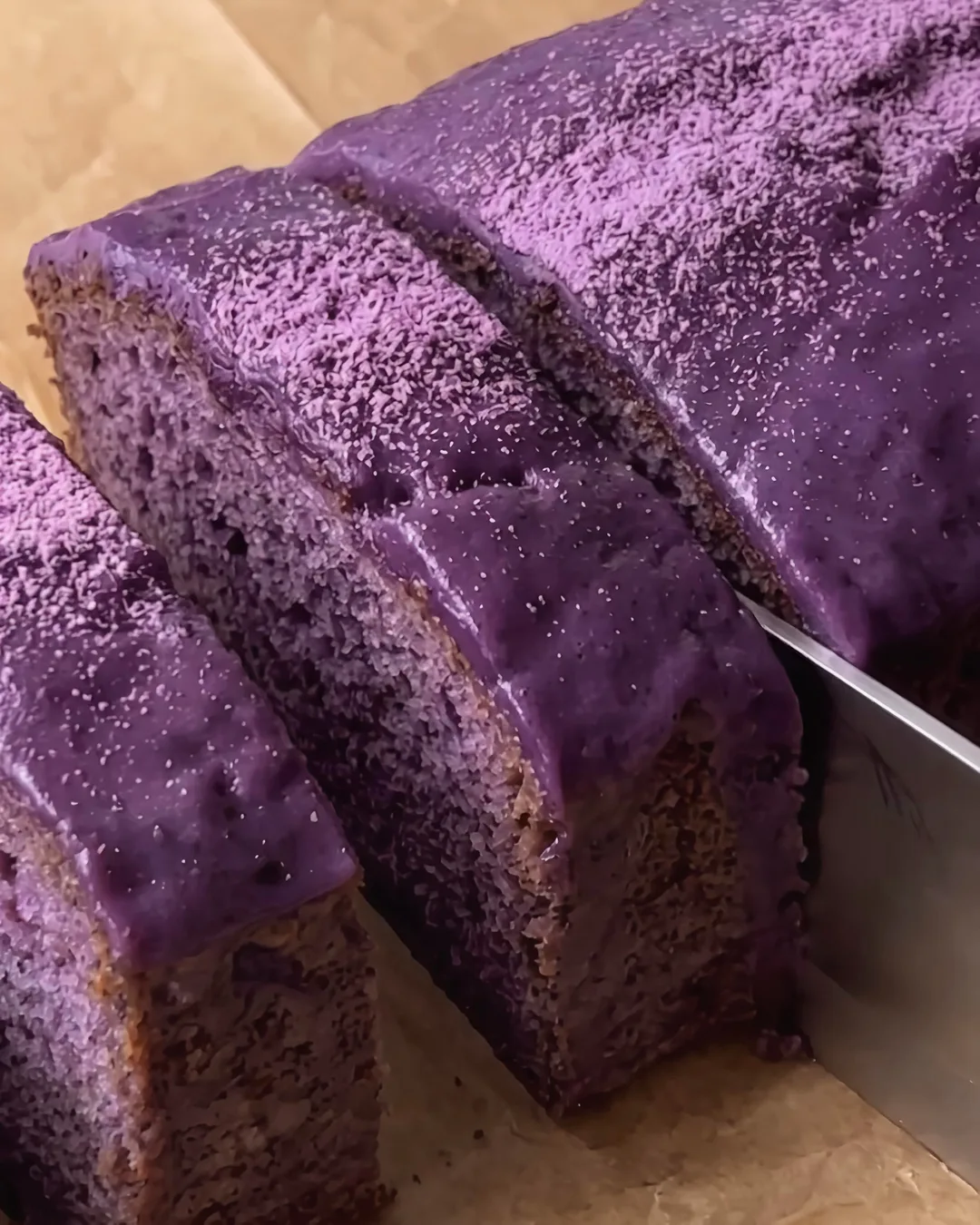 Skåret ube-banana bread med blank ube-glasur | Ube Nolia
