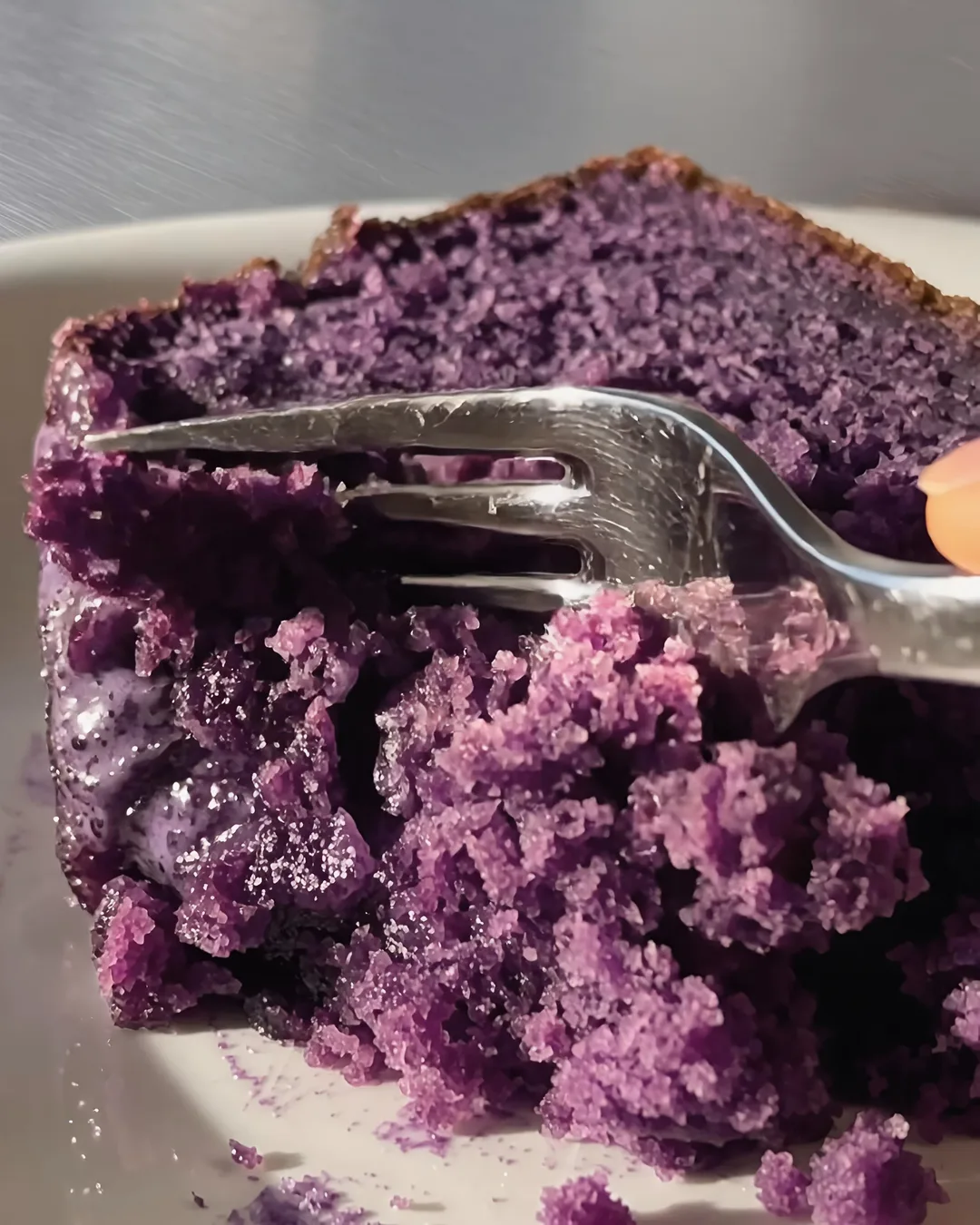 Gaffel skærer i et saftigt stykke ube-banana bread | Ube Nolia