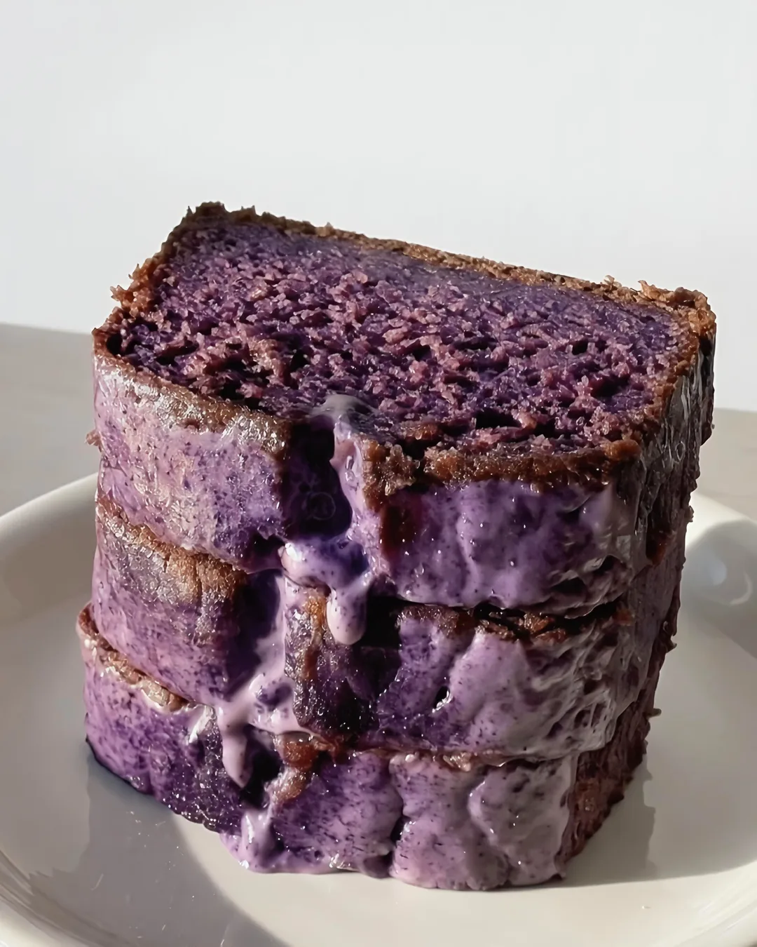 Ultrasaftigt Ube Banana Bread med Lilla Ube Glasur
