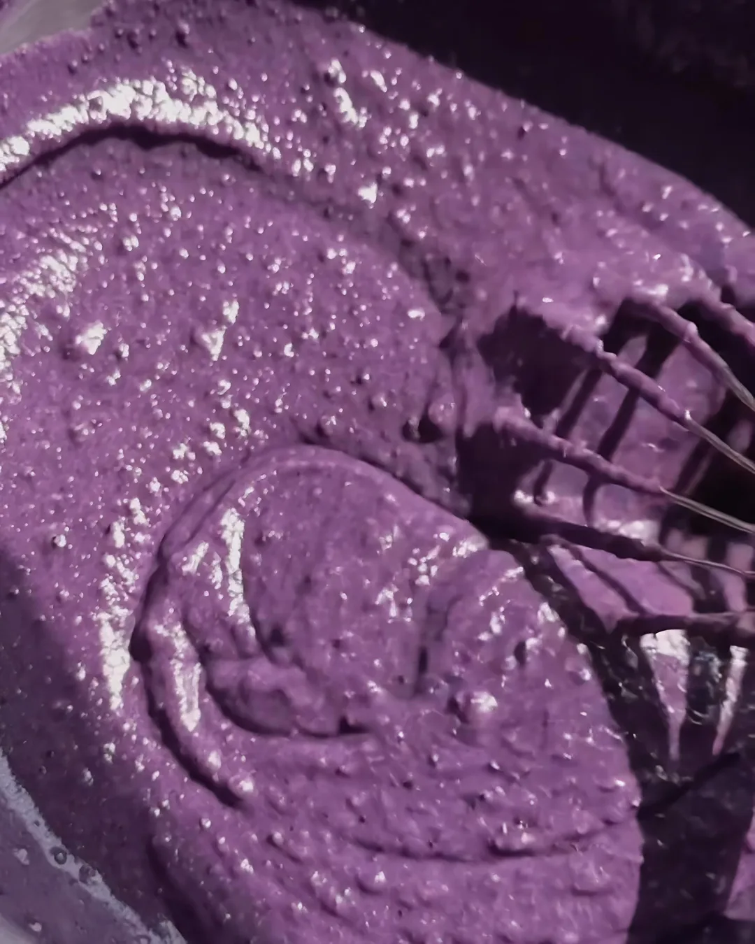 Glat lilla ube-banana bread-dej klar til bagning | Ube Nolia