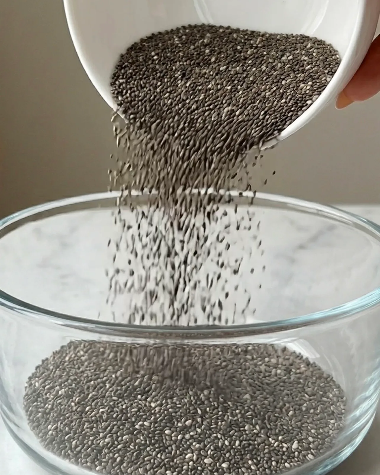 Den Bedste Ube Chia Pudding – ube chia pudding opskrift trin 1 chiafrø hældt i skål | Ube Nolia