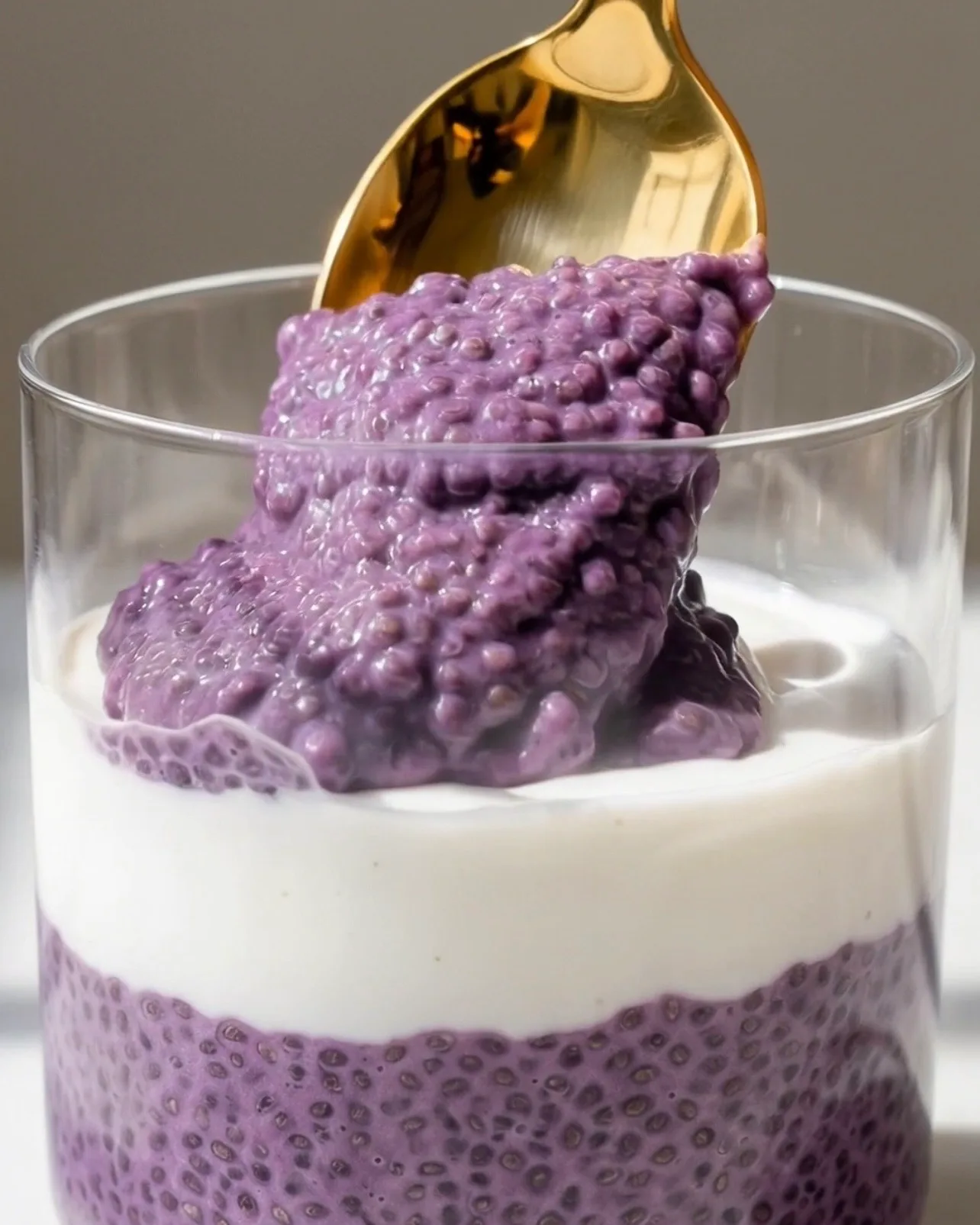 Den Bedste Ube Chia Pudding – ube chia pudding opskrift trin 3 skefuld pudding over yoghurtlag | Ube Nolia