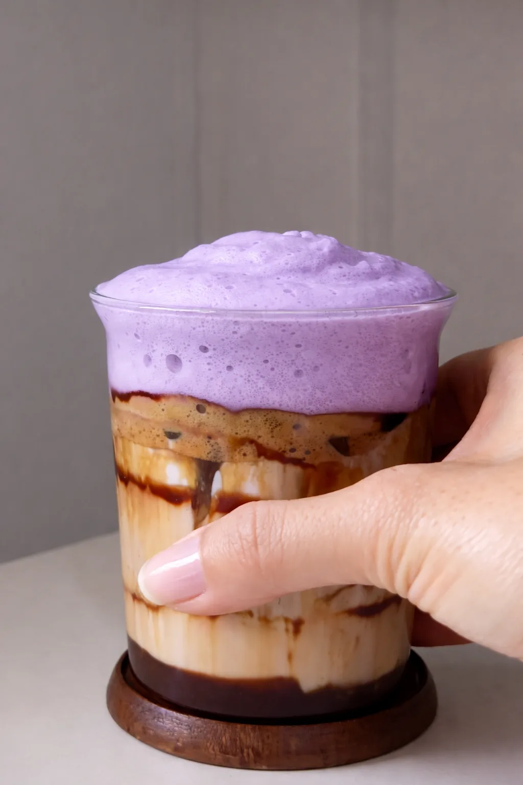 Ube latte med mørk chokolade – iset lilla yam mocha opskrift | Ube Nolia