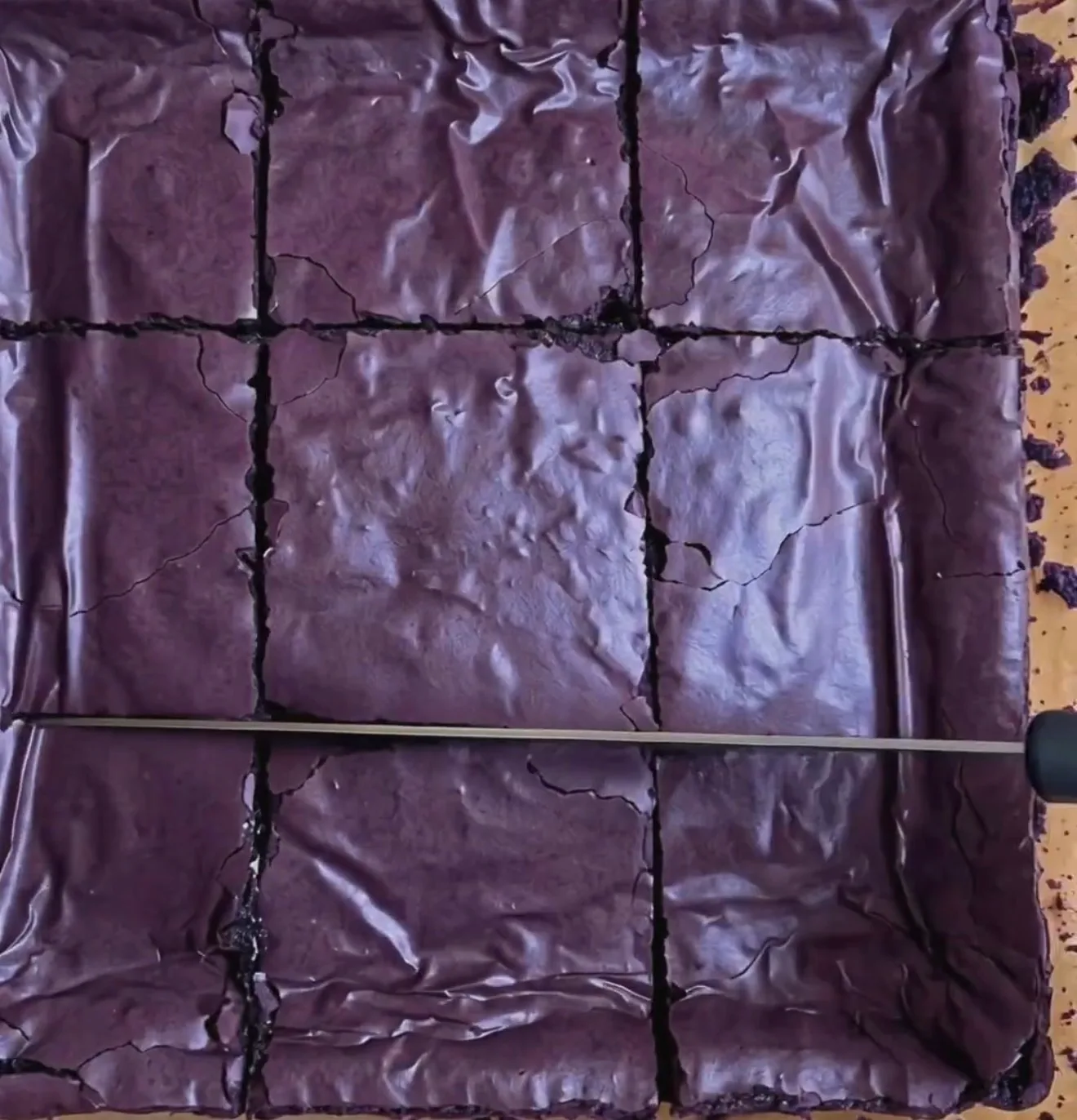 Bagte klæge ube brownies med blank dyblilla krøllet top, skåret i 9 firkanter med Ube Nolia powder