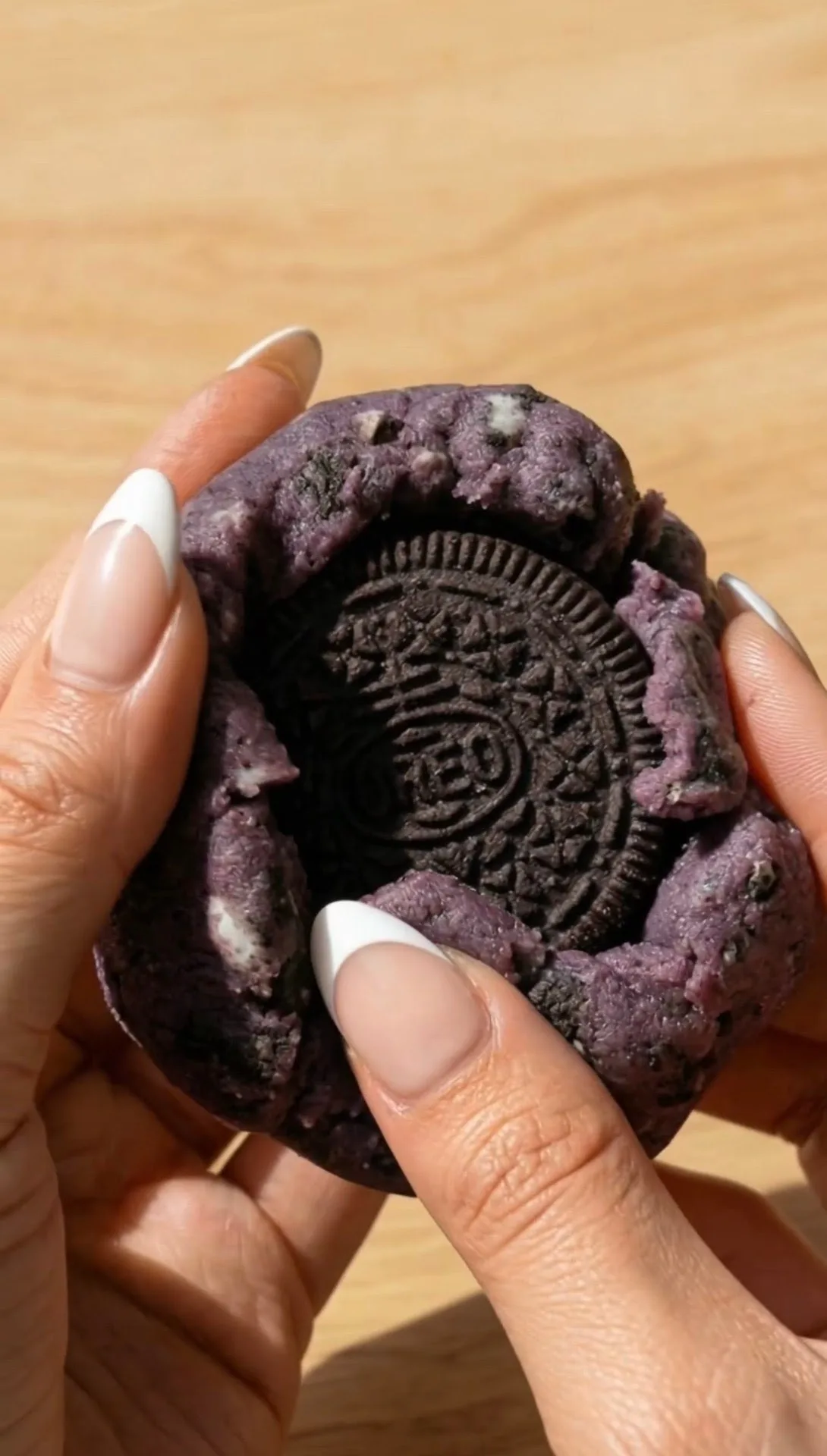 New York-stil ube cookie brudt op, der afslører den hele Oreo, der er fyldt inde i den lilla dej