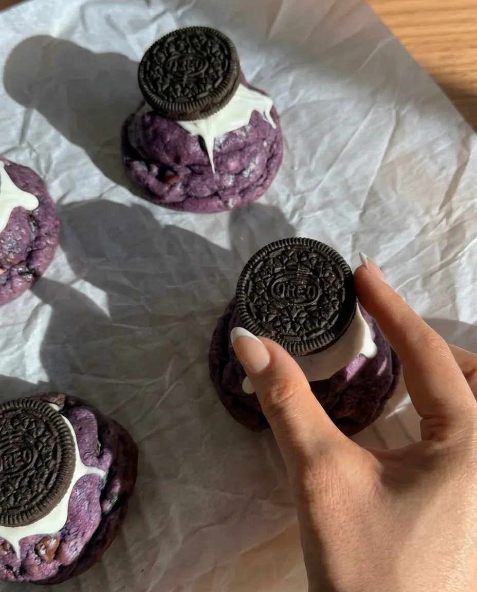 Bagte ube Oreo cookies New York stil med hele Oreos presset ovenpå og hvid chokolade, der drypper